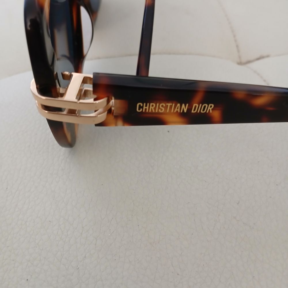 Tortoise Shell Square Sunglasses - Picture 3 of 6